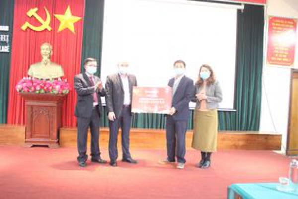 Ngân hàng Sacombank chi nhánh Đông Đô Cầu giấy Hà Nội thăm, tặng quà Làng Hữu nghị Việt Nam