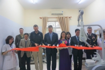Đại sứ Mỹ tặng thiết bị nha khoa cho làng Hữu Nghị