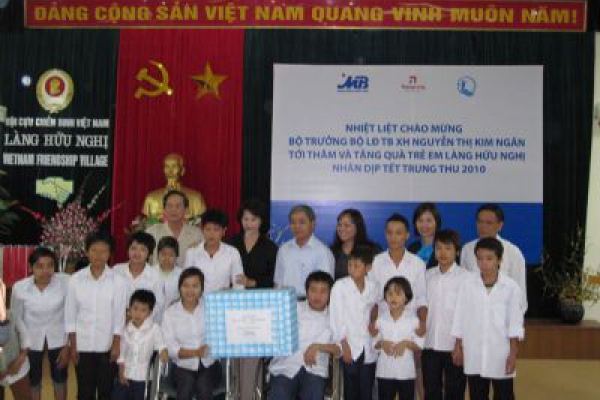 Bộ trưởng Bộ LĐ-TB&XH Nguyễn Thị Kim Ngân: Thăm và tặng quà Trung thu cho 120 trẻ em khuyết tật, nạn nhân chất độc da cam