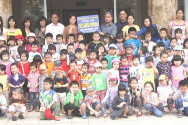 Đoàn khách đặc biệt đến thăm và tặng quà cho các cháu khuyết tật da cam Làng Hữu Nghị Việt Nam