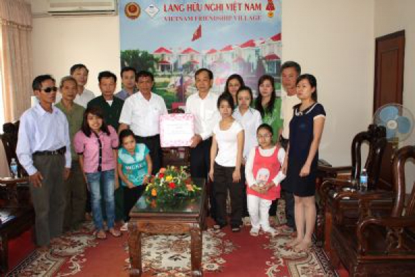 Đoàn cán bộ công đoàn kiểm toán nhà nước Việt Nam đến thăm và tặng quà cho Làng hữu nghị Việt Nam