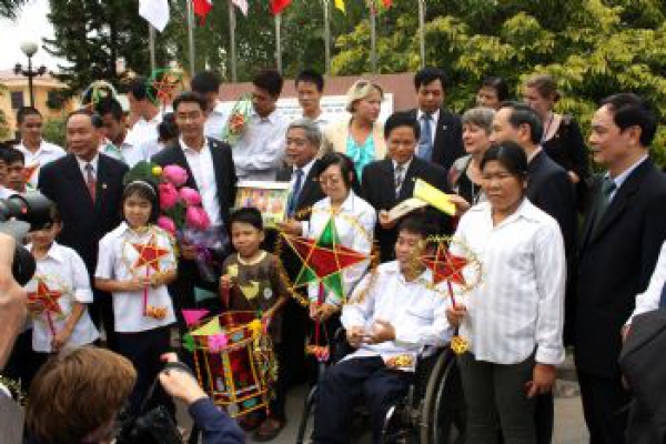 Phó Thủ tướng kiêm Bộ trưởng Kinh tế và Công nghệ CHLB Đức thăm Làng Hữu Nghị Việt Nam