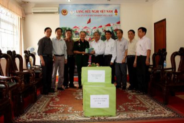 Đoàn cán bộ hỗ trợ gia đình liệt sỹ Việt Nam đến thăm và tặng quà các nạn nhân da cam tại Làng hữu nghị Việt Nam