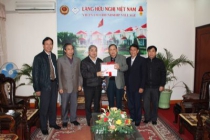 Chủ tịch Hội cựu chiến binh Việt Nam thăm và tặng quà các CCB và các cháu bị nhiễm chất độc da cam/ Dioxin