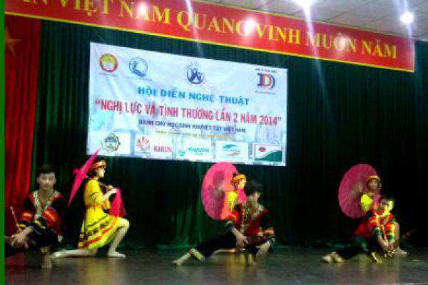 Sự cố gắng vượt bậc của trẻ em khuyết tật dacam Làng Hữu Nghị Việt Nam trong học tập, rèn luyện và lao động nghệ thuật