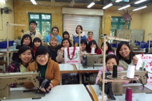 Dự án túi xách tay của tình nguyện viên New Zealand Miranda tại lớp may Làng Hữu Nghị Việt Nam