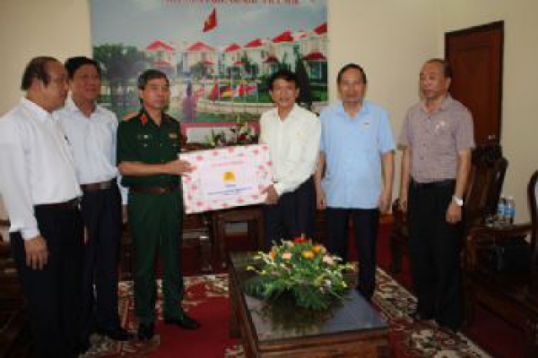 Bộ Quốc Phòng thăm và tặng quà Làng Hữu Nghị Việt Nam