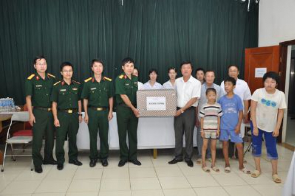 Bệnh viện Quân y 103 khám bệnh, tặng quà cho làng Hữu nghị Việt Nam