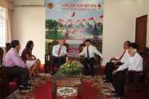 Đại sứ Mỹ Ted Osius đến thăm, tặng quà và chung vui Tết Trung thu với các cháu khuyết tật ở Làng Hữu Nghị Việt Nam
